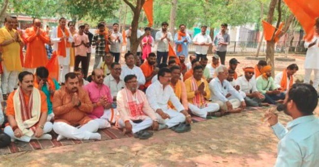 मुर्शिदाबाद हिंसा के विरोध में विहिप का प्रदर्शन, एनआईए जांच की मांग को लेकर राष्ट्रपति को ज्ञापन