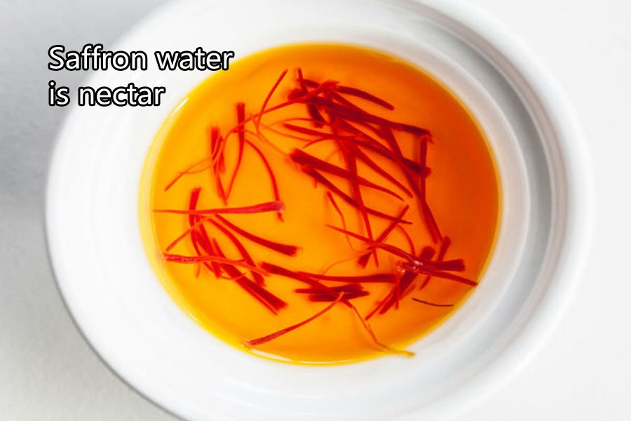 केसर का पानी: इम्यूनिटी, पाचन और त्वचा के लिए आयुर्वेदिक अमृत