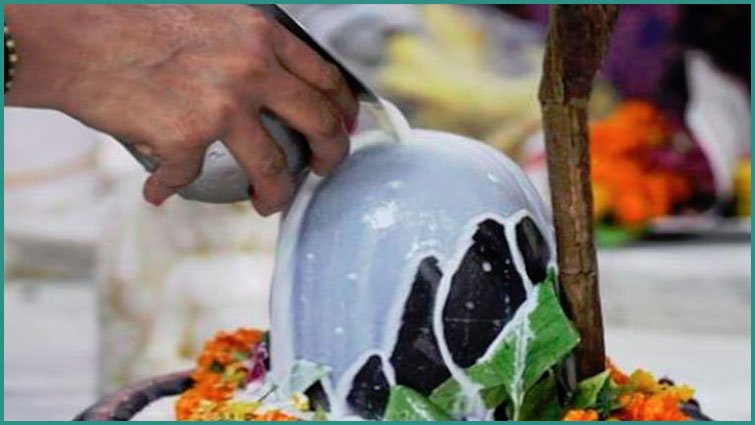 Benefits of cold offerings to Lord Shiva: शिवलिंग पर ठंडी चीजें चढ़ाने की परंपरा के पीछे क्या है रहस्य?