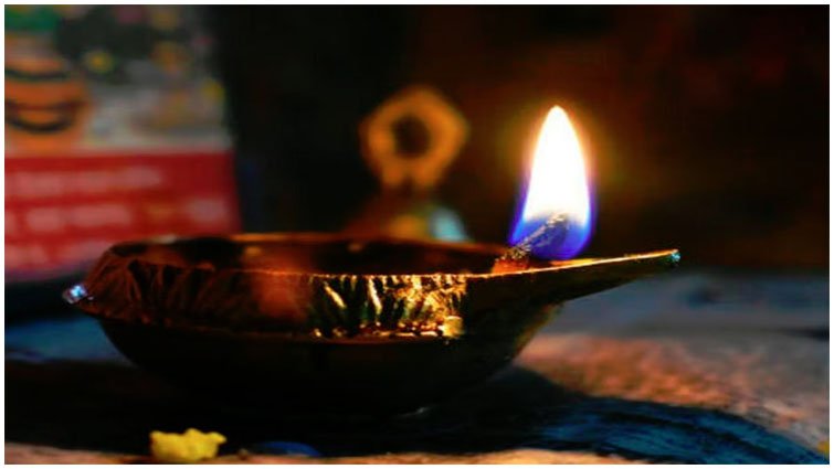 Mustard oil lamp: जानिए क्यों जरूरी है मुख्य द्वार पर दीपक जलाना