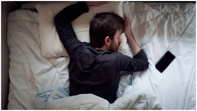 रात में मोबाइल पास रखकर सोने की आदत क्यों है खतरनाक