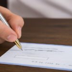 चेक के पीछे साइन क्यों जरूरी है, जानिए बैंकिंग नियम