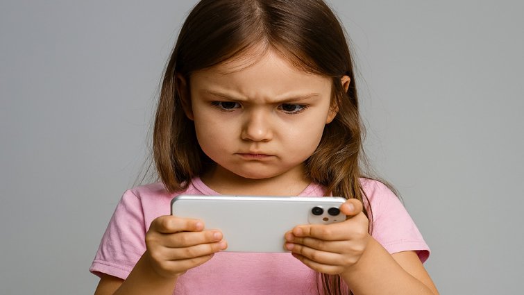 स्मार्टफोन के कारण बच्चों में आ रहे हैं ये 8 व्यवहारिक परिवर्तन