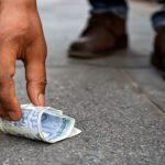सड़क पर पड़ा धन उठाना: शास्त्रों की दृष्टि से सही या गलत