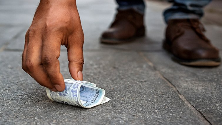 सड़क पर पड़ा धन उठाना: शास्त्रों की दृष्टि से सही या गलत