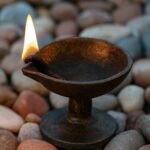 पूजा में लोहे के दीपक का प्रयोग क्यों वर्जित है? जानिए धार्मिक और वैज्ञानि‍क कारण