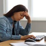 लंबे समय तक बैठकर काम करने से शरीर में होने वाले नुकसान