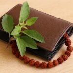 क्या पर्स में पूजनीय सामग्री रखना सही है?