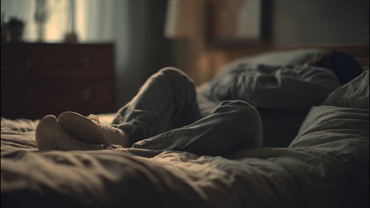 पैर पर पैर रखकर सोना क्यों माना जाता है अशुभ? जानिए धार्मिक दृष्टिकोण