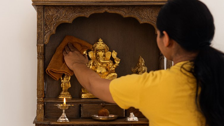 मंदिर की सफाई कब करें, स्नान से पहले या बाद में?