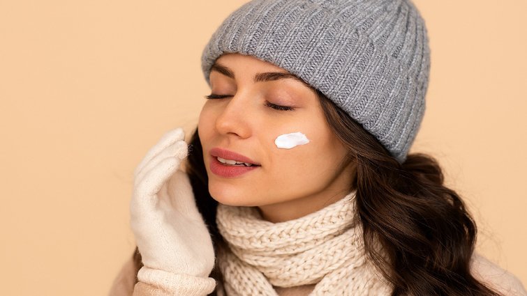 सर्दियों में रूखी त्वचा से बचने के आसान उपाय