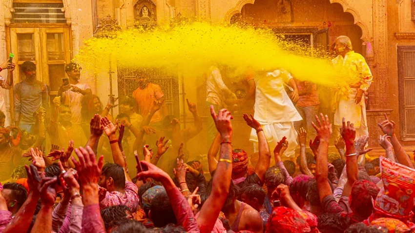 Braj Holi 2026: मथुरा-वृन्दावन में उमड़ा श्रद्धा का महासैलाब, अब तक 44 लाख श्रद्धालुओं ने रचा इतिहास, सुरक्षा के कड़े इंतजाम!