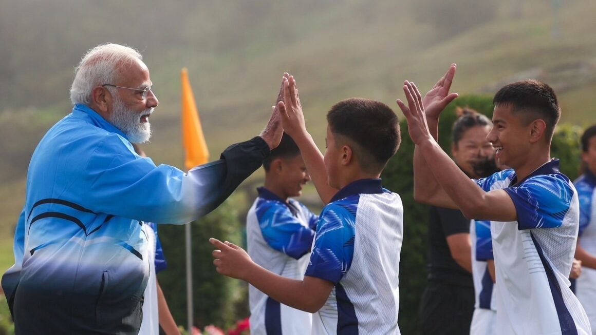 PM Modi in Sikkim: सिक्किम स्थापना दिवस पर बच्चों के साथ फुटबॉल खेलते नजर आए पीएम मोदी, वायरल हुई तस्वीरें