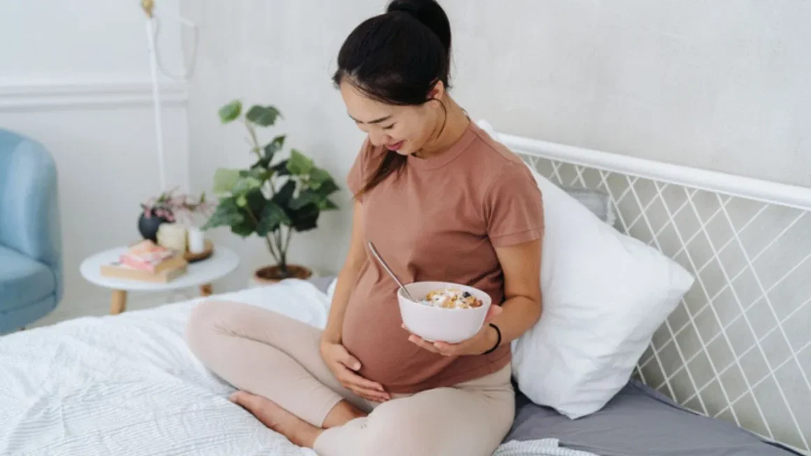 Pregnancy Summer Care: भीषण गर्मी में प्रेगनेंसी के दौरान रखें खास ख्याल, स्वस्थ रहने के लिए अपनाएं यह डाइट चार्ट