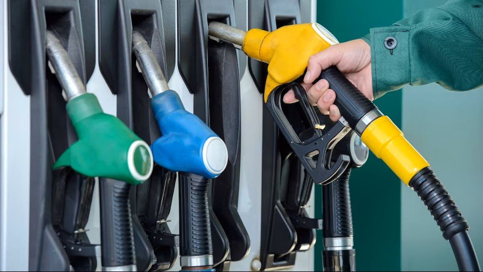 Petrol Diesel Price :  10 दिन में तीसरी बार बढ़े पेट्रोल-डीजल के दाम, जेब पर भारी पड़ी महंगाई