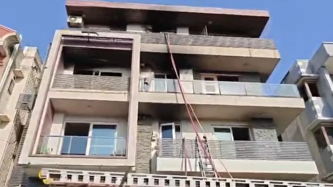 Delhi Fire : दिल्ली के विवेक विहार में भीषण आग का तांडव, 6 फ्लैट जलकर खाक, 9 की मौत