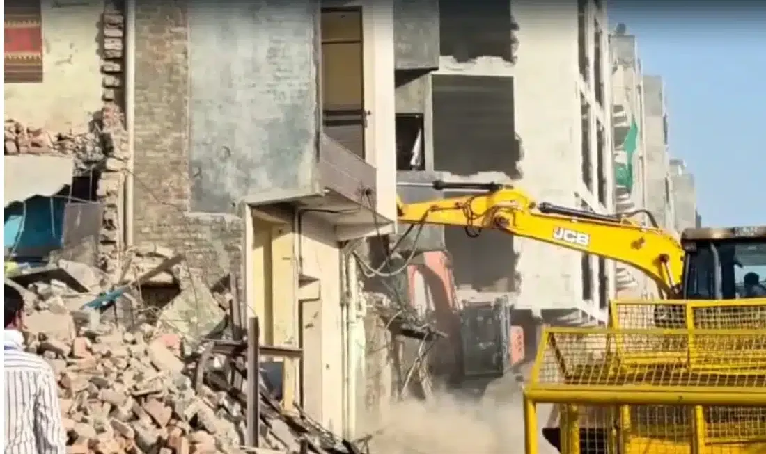 Delhi Bulldozer Action : शालीमार बाग में भारी फोर्स के साथ पहुंचा बुलडोजर, पल भर में उजड़े 300 आशियाने!