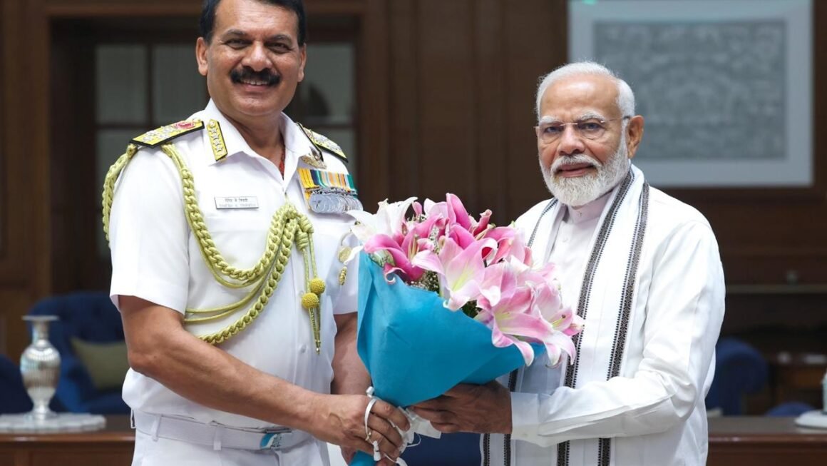 Indian Navy News : पीएम मोदी से मिले नौसेना प्रमुख, समुद्री सुरक्षा पर चर्चा