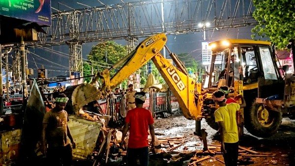 Bengal Bulldozer Action : हावड़ा स्टेशन के पास चला बुलडोजर, बंगाल में अतिक्रमण हटाने की बड़ी कार्रवाई