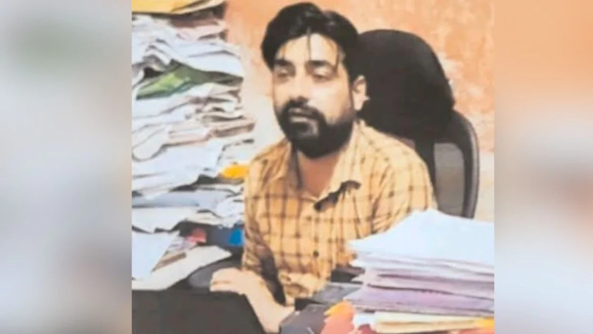 UP Peon Relatives : करोड़पति चपरासी का काला चिट्ठा, रिश्तेदारों पर लुटाया पैसा, अब पुलिस की गिरफ्त में