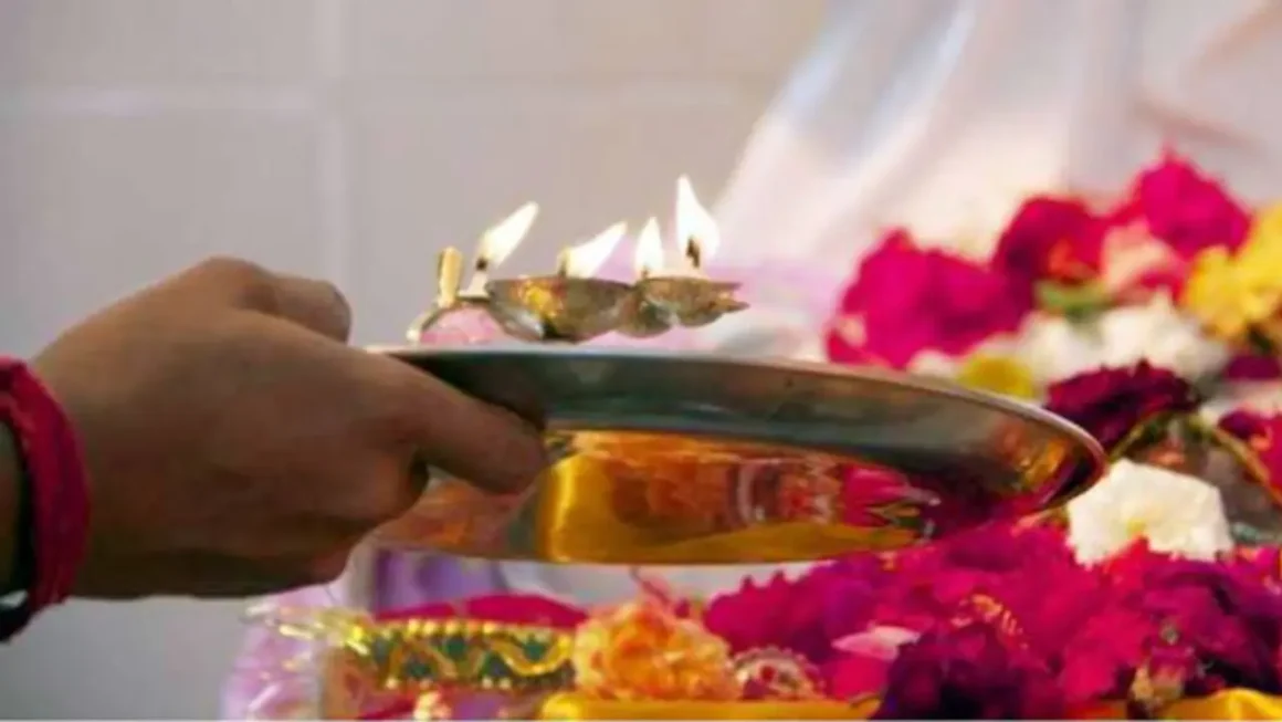 Pooja Rules Hindi : पूजा-पाठ के दौरान न करें ये गलतियां, बैठकर भजन करने से मिलेगा पूरा फल 