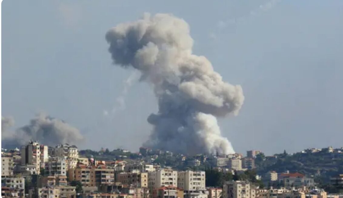 Israel Lebanon Conflict: इजराइल ने लेबनान में हिजबुल्लाह के 150 ठिकानों पर की भीषण बमबारी, सैन्य अधिकारियों समेत 12 की मौत 