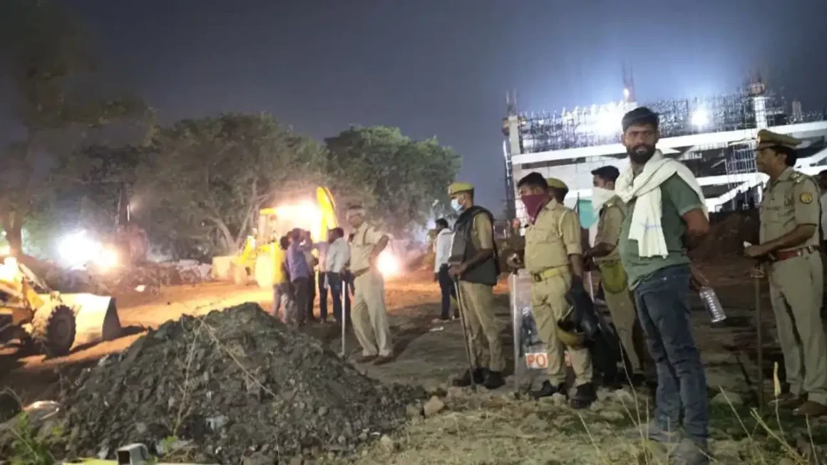 Kashi Bulldozer Action : काशी में आधी रात को चला बुलडोजर, ढहाई गई दो सौ साल पुरानी मस्जिद