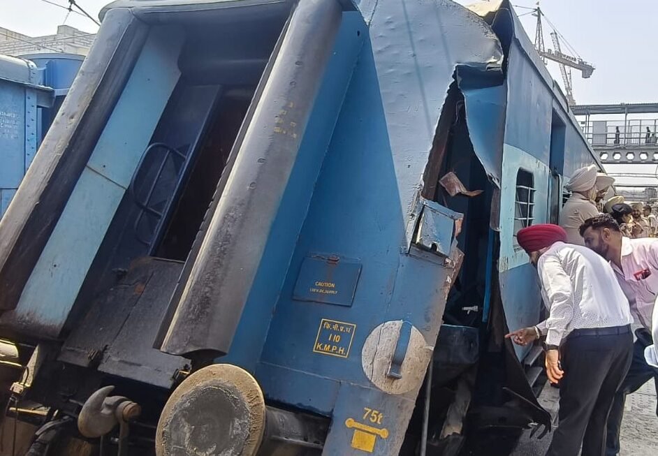 Ludhiana Train Accident : लुधियाना में नई दिल्ली-कटरा स्पेशल ट्रेन हादसा, कपलिंग टूटने से टॉयलेट के उड़े परखच्चे