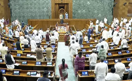 Lok Sabha Uproar: विपक्ष की गैरमौजूदगी में सरकार ने पेश किए चार विधेयक, अमित शाह भी सदन से रहे दूर