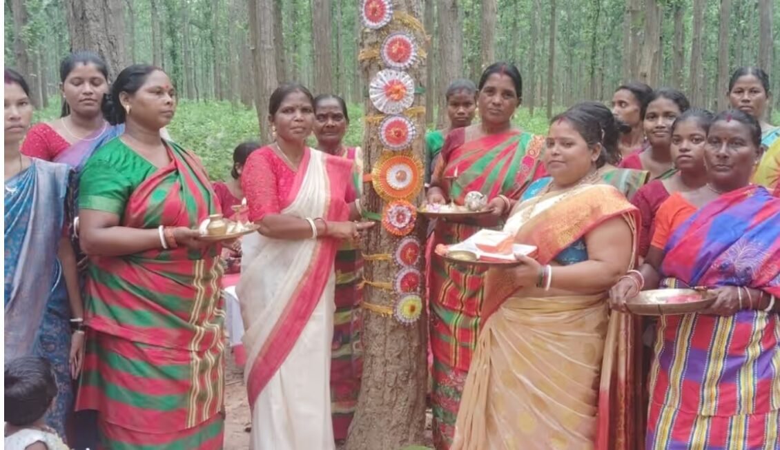 Jharkhand Raksha Bandhan 2026: आदिवासी महिलाओं ने पेड़ों को बांधी राखी, जंगल बचाने का लिया संकल्प