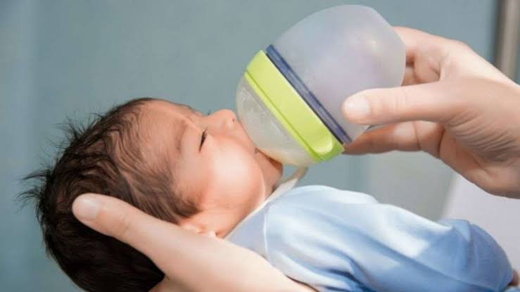 Newborn Baby Water: नवजात शिशु को कब देना चाहिए पानी? पेरेंट्स जान लें डॉक्टरों की जरूरी सलाह