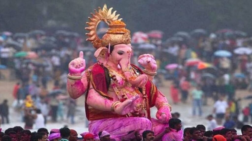 Ganesh Visarjan 2026 : उत्तर पूजा के बाद गणपति मूर्ति क्यों खिसकाते हैं? जानिए धार्मिक महत्व