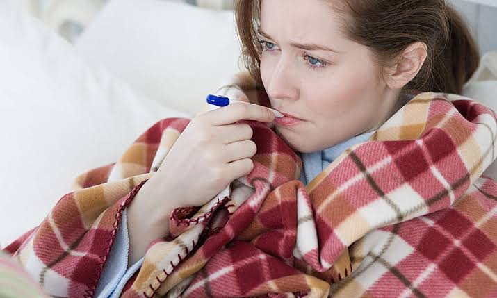 Fever Myth: ‘कंबल ओढ़कर पसीना बहाओ, बुखार उतर जाएगा’—डॉक्टर से जानें कितना सही है