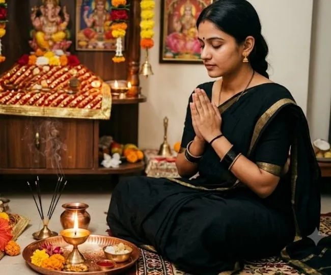 Puja Rules: पूजा के दौरान काले कपड़े क्यों नहीं पहनने चाहिए, जानें धार्मिक मान्यताओं का कारण विस्तार